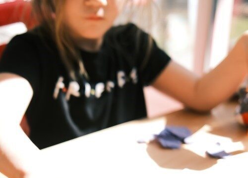 Jeune enfant dans un moment créatif